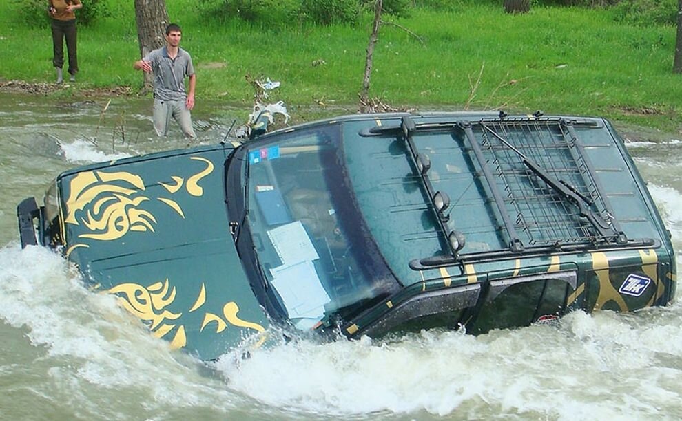 Водная преграда. Затонувший джип. Утонувший джип приколы. Утонувший джип в горной реке. Джип утонул рисунок.