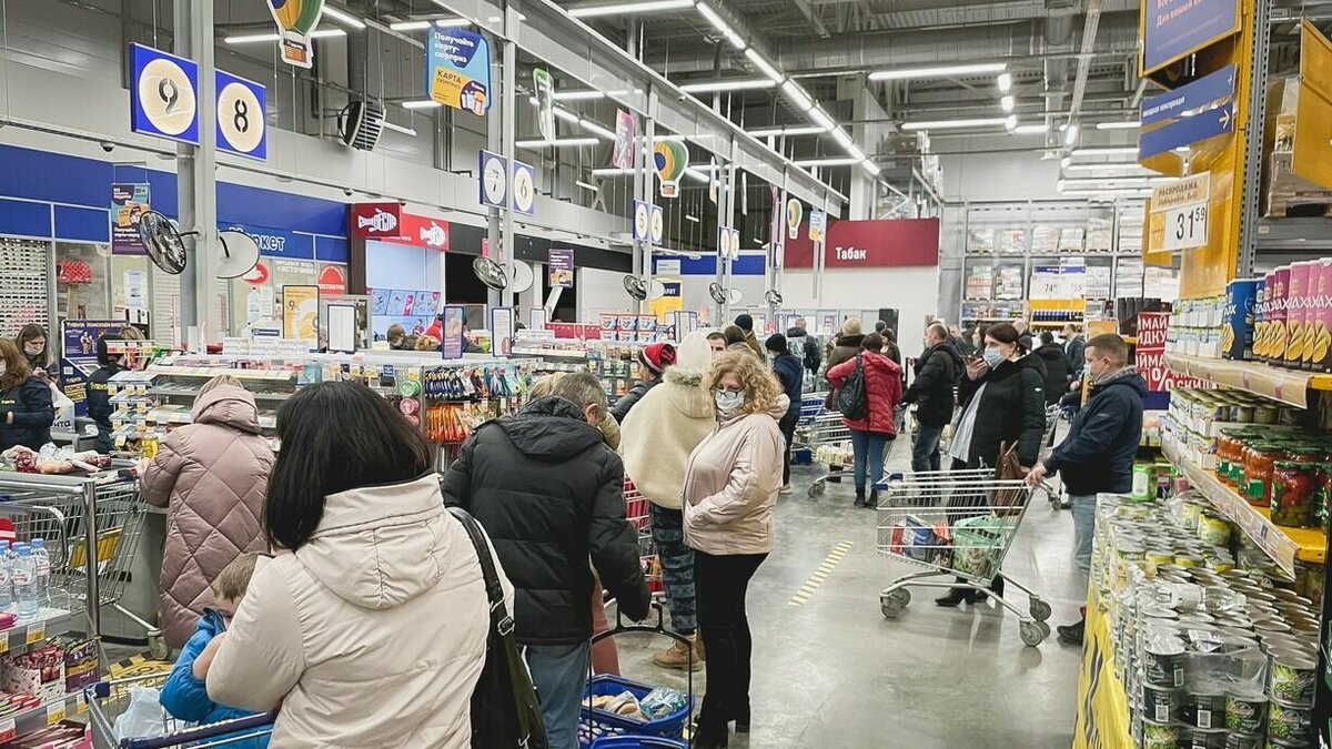     Тюменцам становится плохо в предновогодних очередях. По данным паблика «ЧС Тюмень» один из подобных случаев произошел 29 декабря. Женщине стало плохо, но окружающие быстро оказали ей помощь.