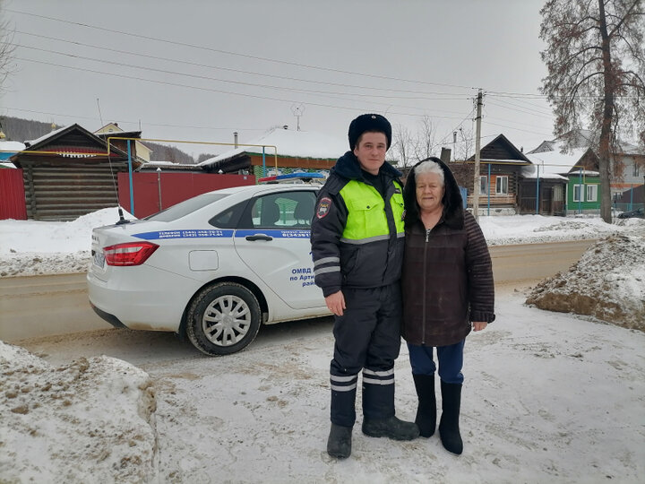     Лейтенант Павел Кошелев и спасенная им хозяйка дома. Фото: 66.мвд.рф.