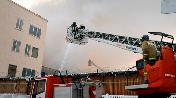     Два пожарных вертолета привлекли к тушению крупного пожара на складе автосервиса на севере Москвы.