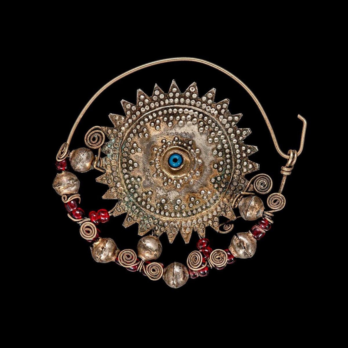 Серьга для носа «арабек». Северный Афганистан, XX век. Металл, бисер, штамп, золочение. 