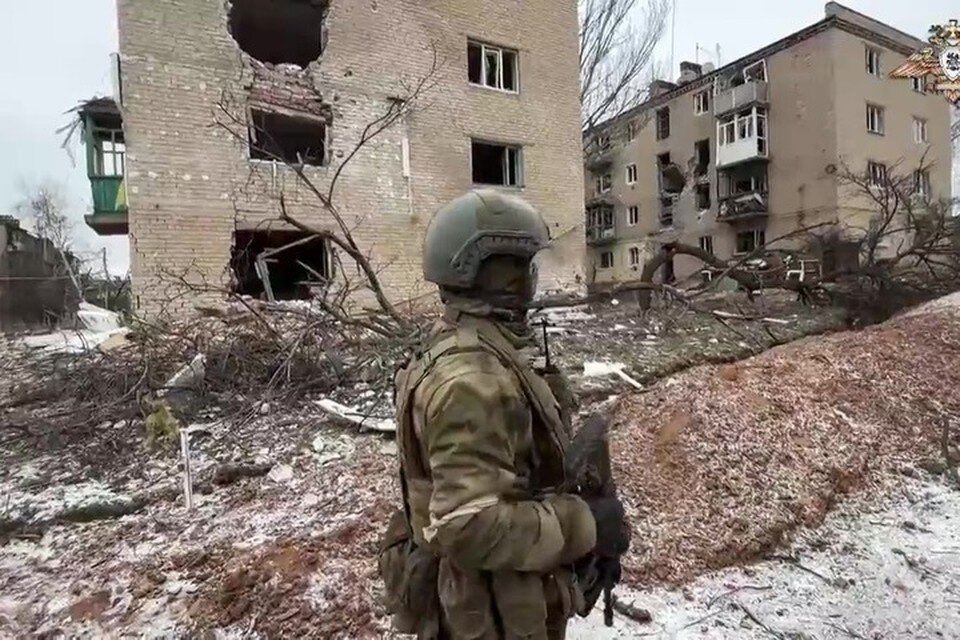     Окопы вырыты прямо возле многоэтажек. Фото: НМ ДНР