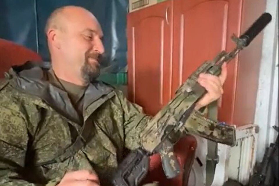     Разведчик «Лис» показывает трофейный автомат с «Азовстали» Дмитрий СТЕШИН