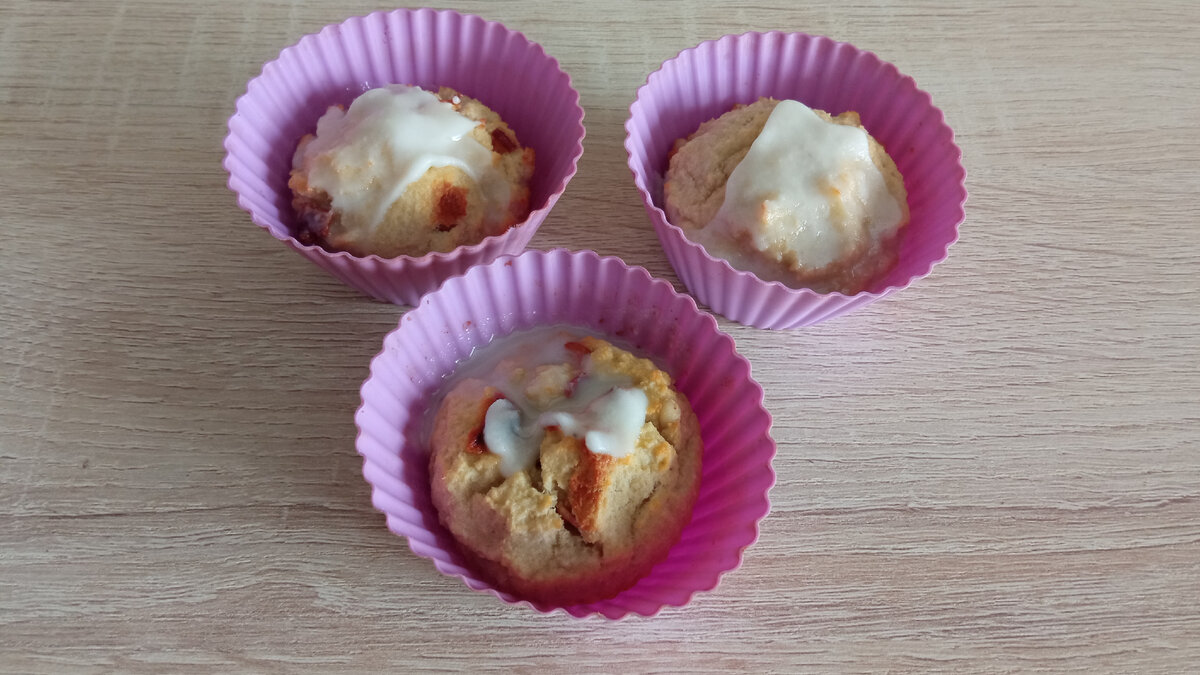 Кексы с сушеными яблоками и кедровыми орешками. Сверху растопленная кокосовая паста. 