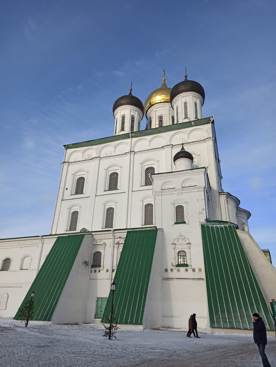 Троицкий собор с мощными контрфорсами