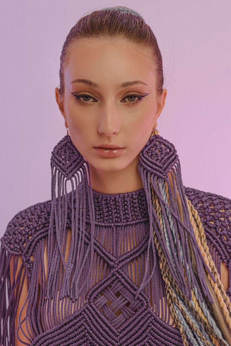 Моя работа совместно со стилистом-блузка и серьги в технике макраме.