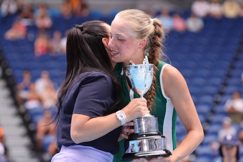     Алина Корнеева с трофеем юниорского Australian Open. Фото: IMAGO/Peter Dovgan/Global Look Press