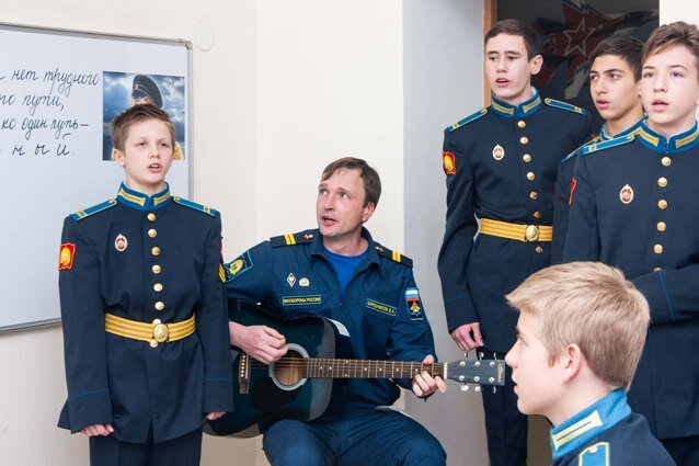    Ребят педагог учит отличать красивое от пошлого и банального. Фото: Из личного архива/ Евгений Бердников