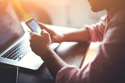    Человек сидит перед ноутбуком в телефоне ©Пресс-служба Tele2