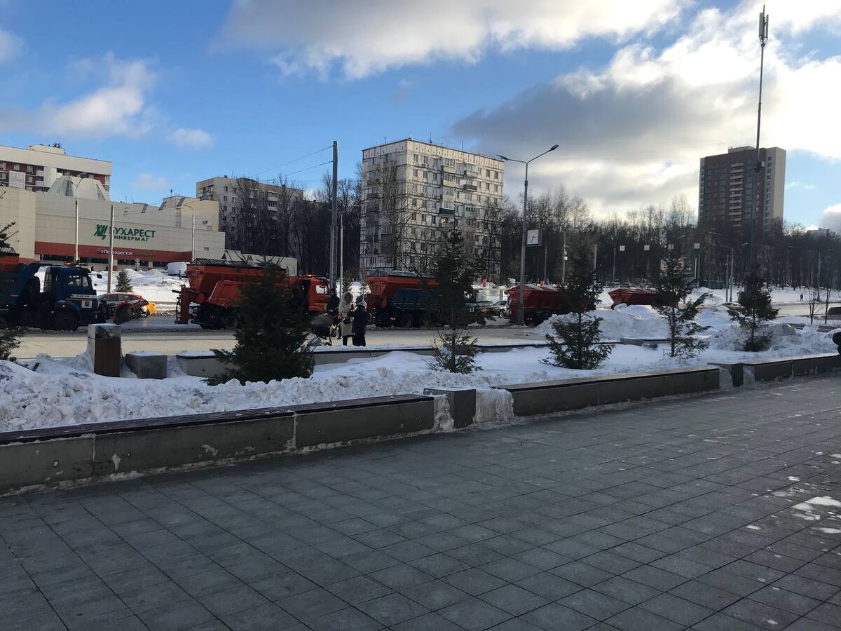 Сегодня ходили гулять, я увидела солнышко, но это было так обманчиво - ветер, не чищено, с коляской не пройдешь. Машины ездят везде снегоуборочные