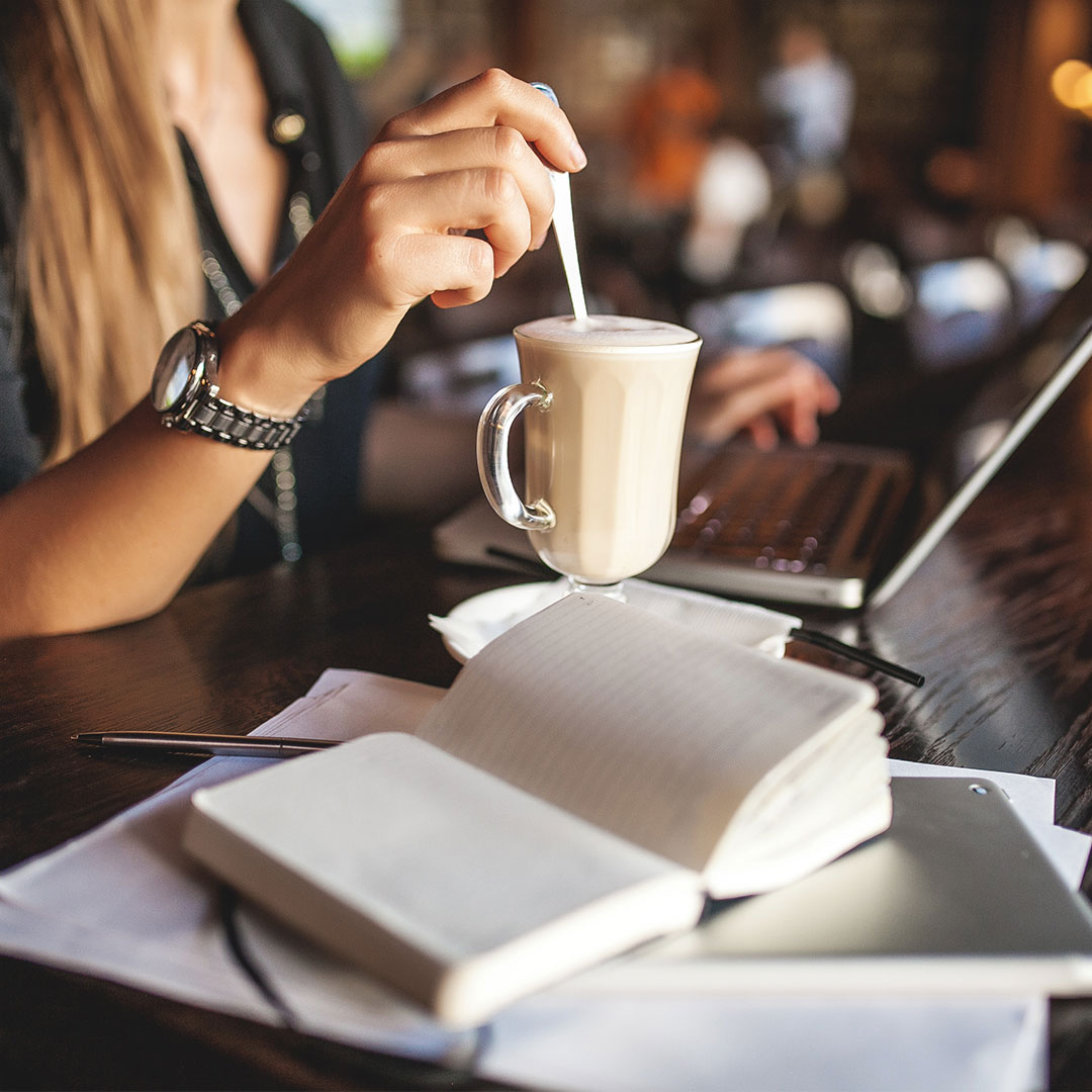 За чашкой кофе. Девушка с ноутбуком в кафе. Кофе в кафе. Кофе за столом.