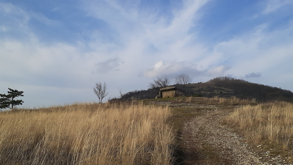 Книги горят, здания рушатся... что то начинается, а потом заканчивается... А это строение стоит давно. Много чего вокруг него было. Сломать его тяжело. Почему то думается около него легко. И постоянно к нему идут, давно идут и сейчас идут. Вот такая затея тех древних мастеров. Долгая...