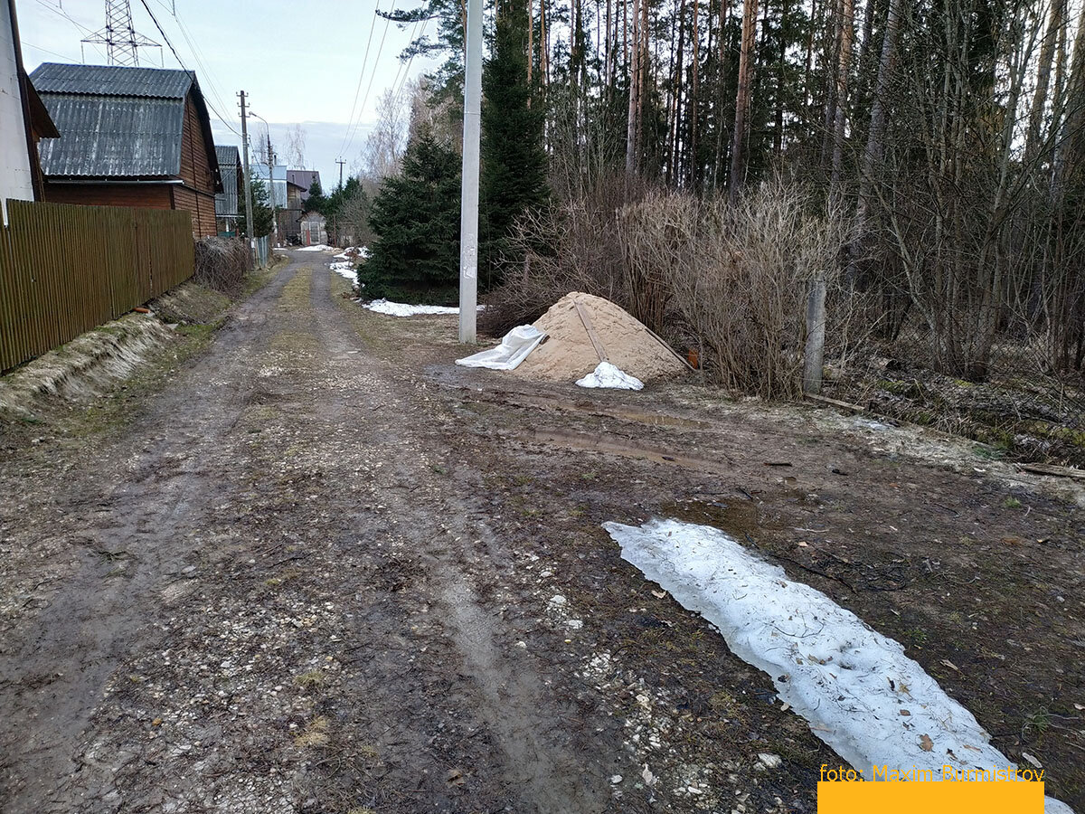 Земля оттаивала, но ночью прихватывалась морозом.