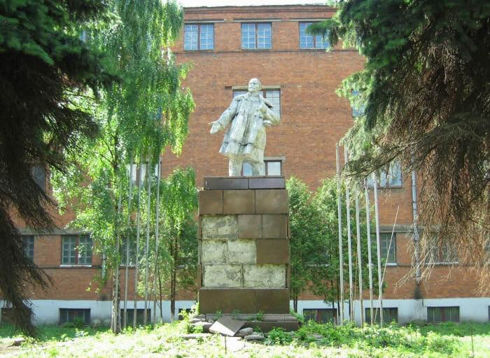 Ленин возле ЦНИИХМа