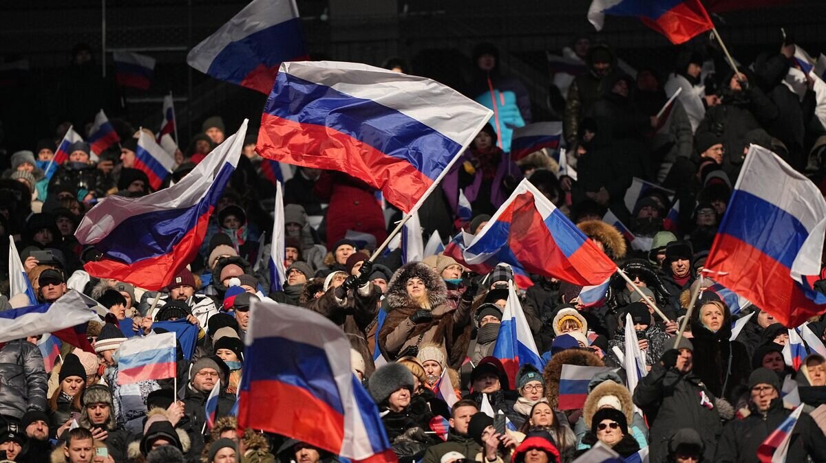 Вести 22 августа. Народ на митинге. Россияне. Флаг российский.