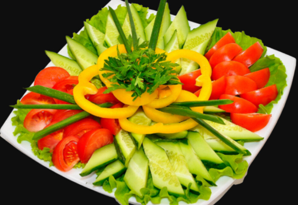 Оформление овощной нарезки на стол. Овощная нарезка. Овощная нарезка на праздничный стол. Красиво разложить овощи. Овощная тарелка.