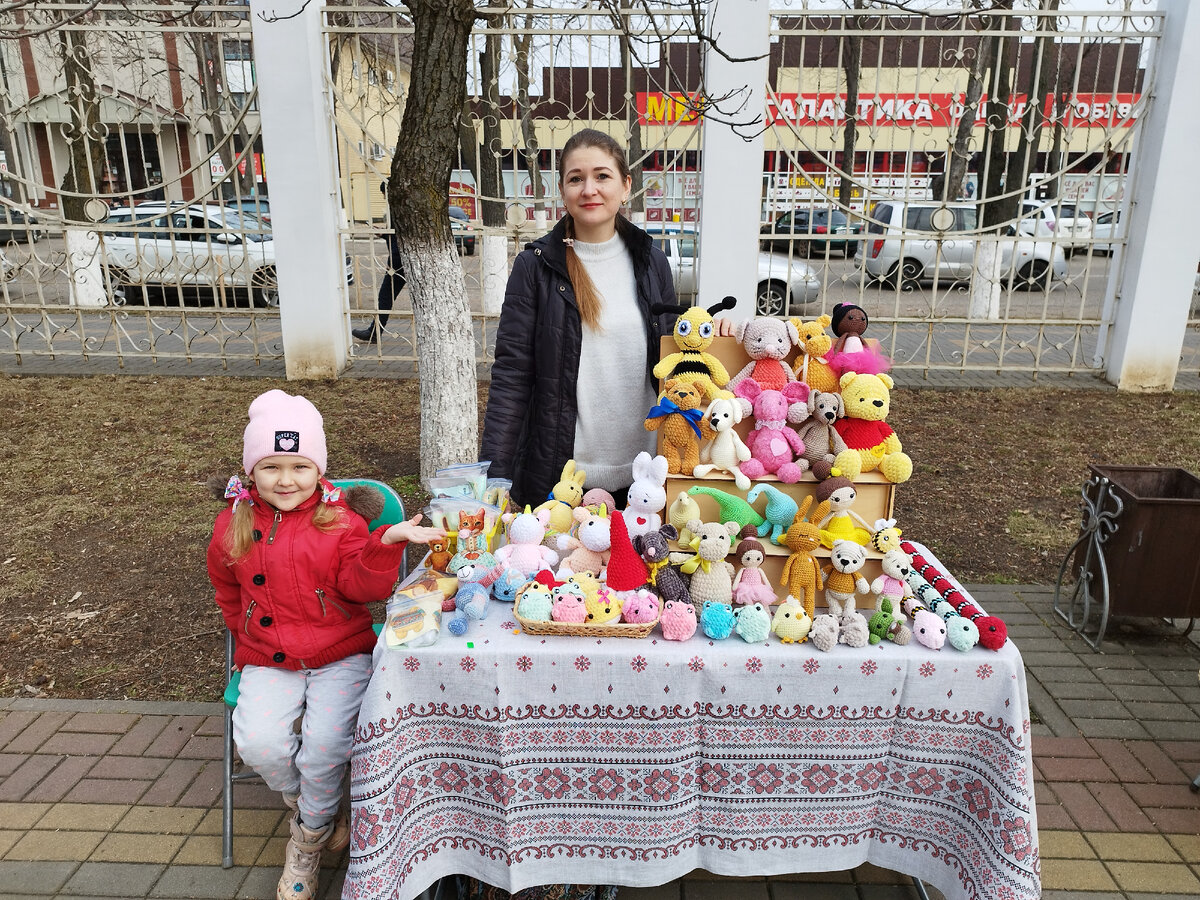 Вот такой стол у меня был. И помощница рядом)