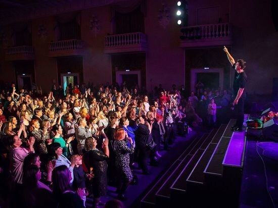     Певец активно и искренне общался с залом. Фото: Владислав Волков.