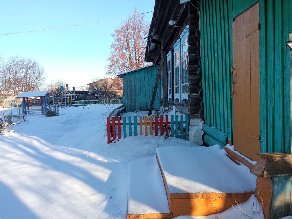 Это второе крыльцо и дверь, через которую детей заводили в садик.