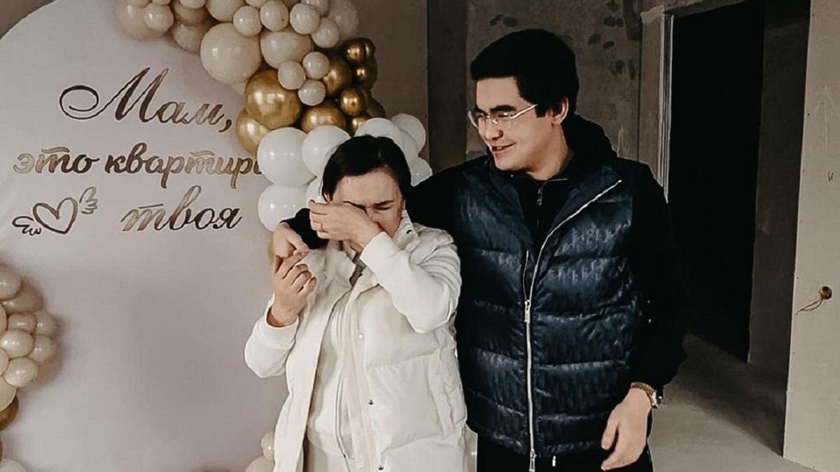    Алихан Байзаков с мамой:instagram.com/baizaakov