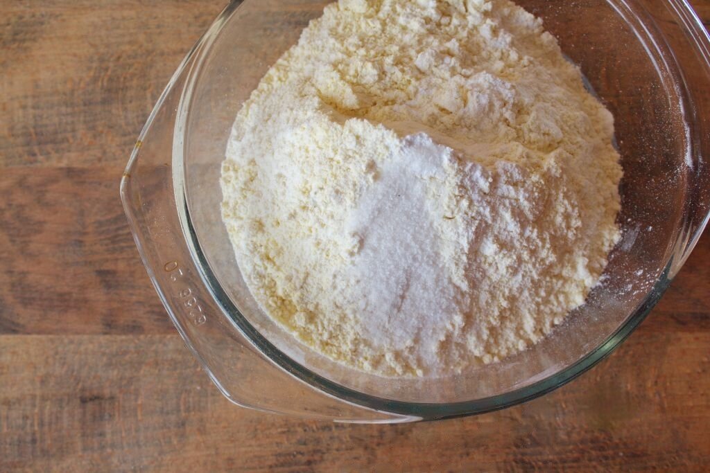 Пшеничную муку в/с так же просеять, затем смешать с кукурузной мукой, солью и разрыхлителем