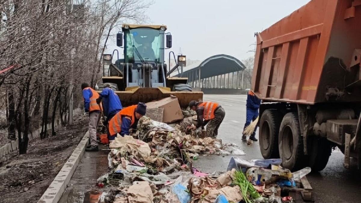    Мусор после 8 марта загружаю в КамАЗ в Алматы:пресс-служба акимата Алматы