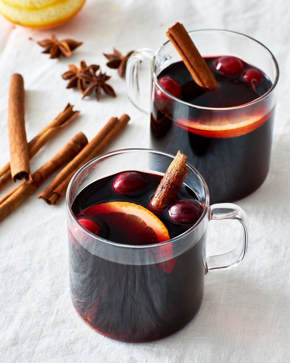 Глег это. Глинтвейн Mulled Wine Gluhwein. Клюквенный глинтвейн. Вишневый глинтвейн безалкогольный. Глинтвейн муллед вайн.