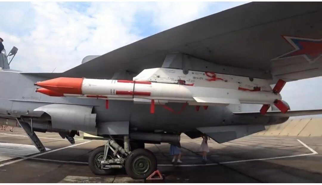 По данным из открытых источников, максимальная дальность пуска ракеты Р-37М составляет 300 километров, высота поражения целей — от 30 метров до 25 километров, а максимальная скорость полета достигает 6 скоростей звука.