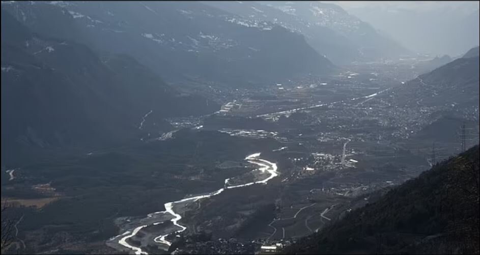 Этот красивый район расположен на склоне горы на высоте 1300 метров (4265 футов) над уровнем моря