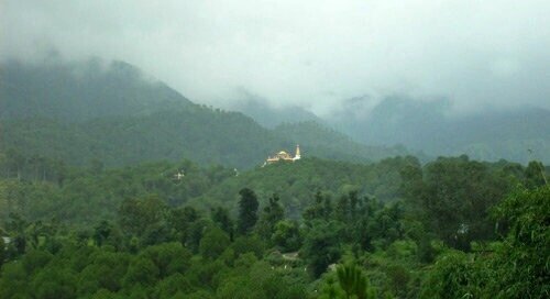 Джанчуб Дзонг издалека.