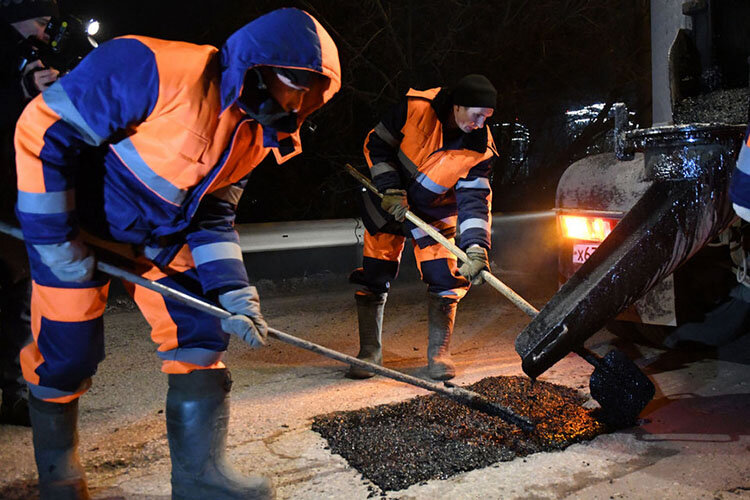  Утреннее совещание в исполкоме Казани началось с темы весеннего ремонта дорог литым асфальтом Фото: kzn.ru