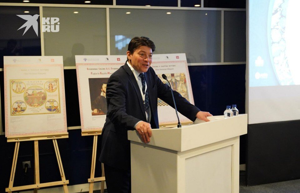     Выступление Александра Сотниченко на литературной конференции "Пушкин и Хикмет - два гения" на выставке ArtAnkara.jpg Алёна ПАЛАЖЧЕНКО