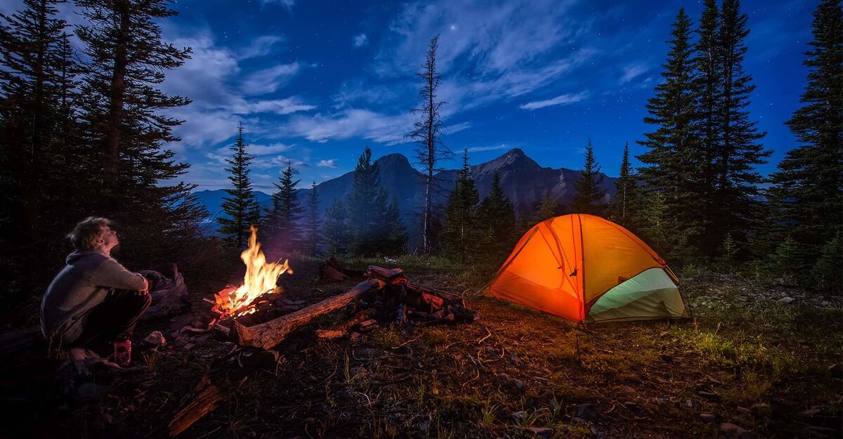 Поход. Палатка в лесу. Поход с палатками. Палатка костер. Лес палатка костер.