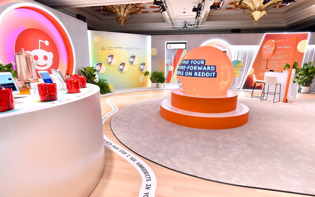 Выставочный стенд "Reddit" на CES 2023. Источник: adweek