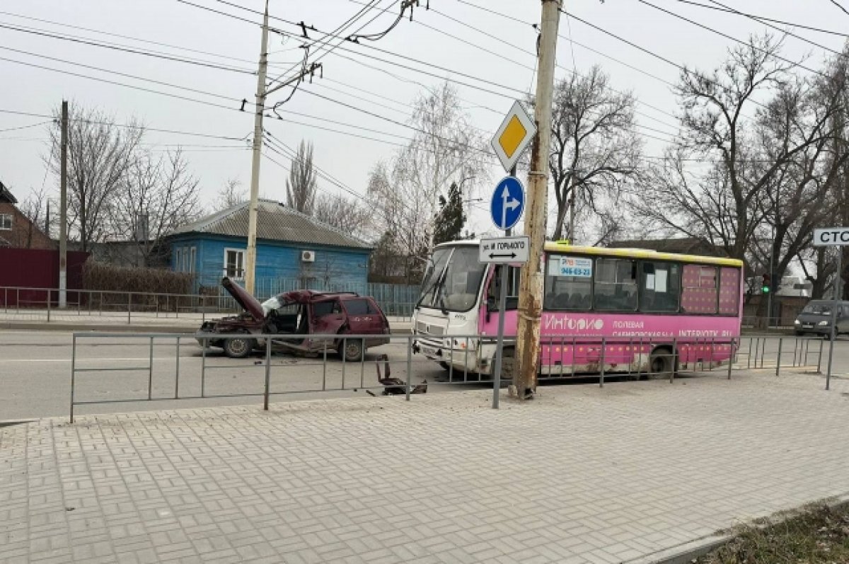    Мужчина пострадал в аварии автобуса и легковушки в Ростовской области