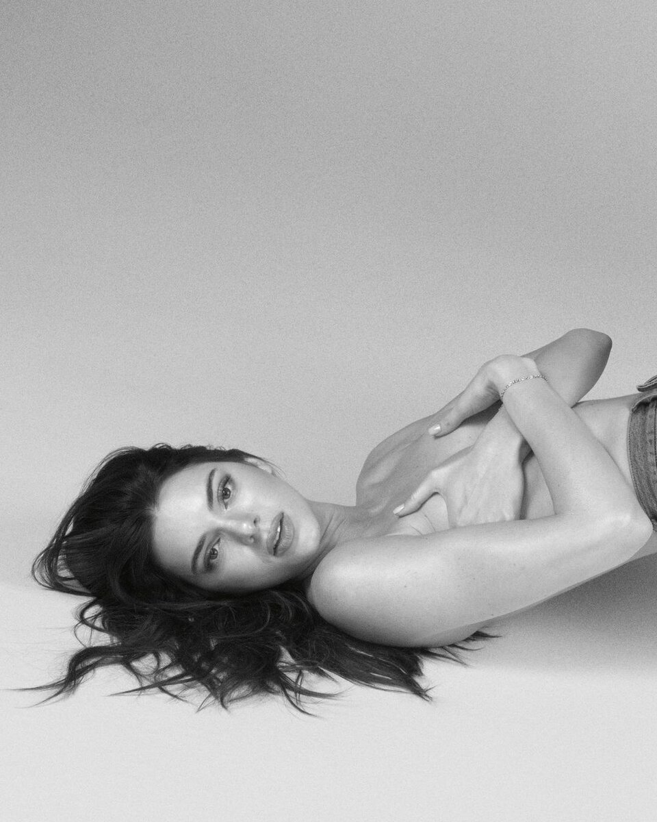    Дженнер позировала топлесСоцсети Кендалл Дженнер