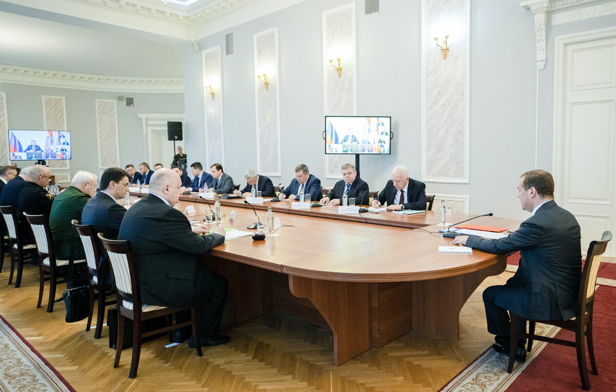    Заместитель председателя Совета безопасности РФ Дмитрий Медведев (справа)  Екатерина Штукина/POOL/ТАСС