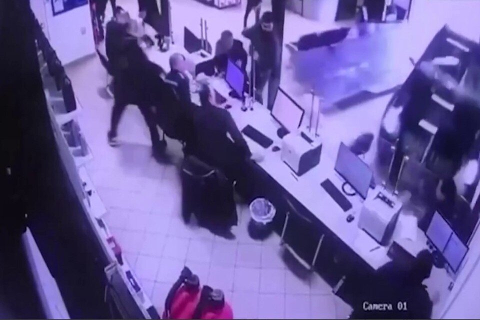     "Мерседес" влетел в автосалон на Таллинском шоссе, чудом никто не пострадал. Фото: предоставлено "КП"