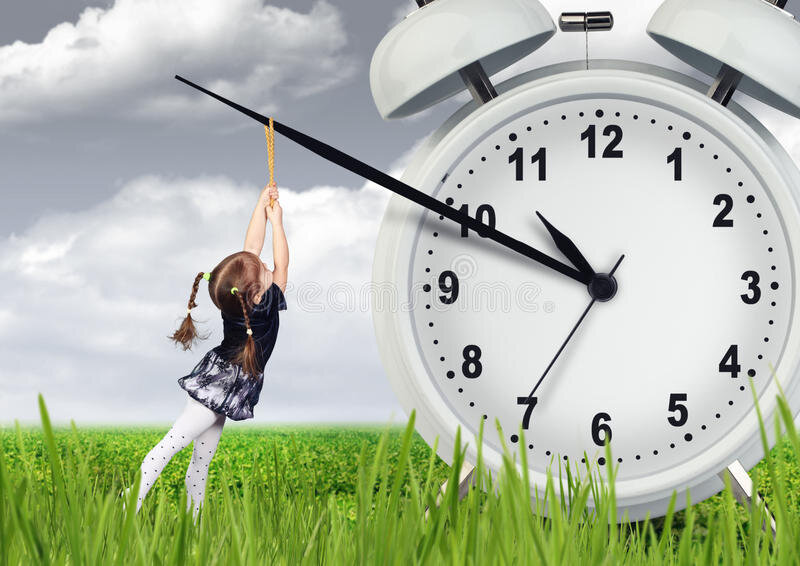 Мальчик у двери. Тайм менеджмент для детей. Ребенок приходит вовремя. Девочка с часами. Ребенок с часами.