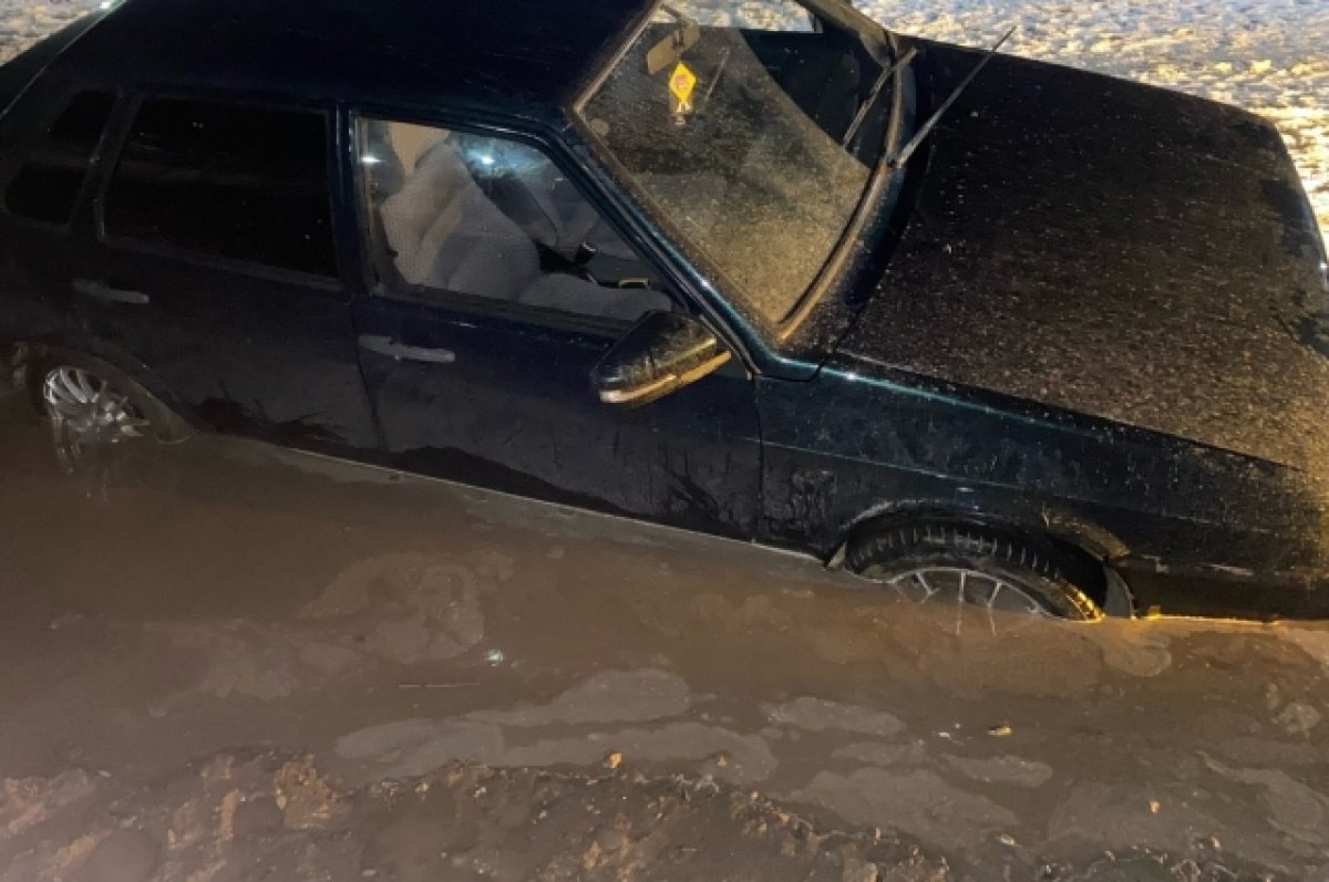    В Тверской области машина на дороге утонула в луже