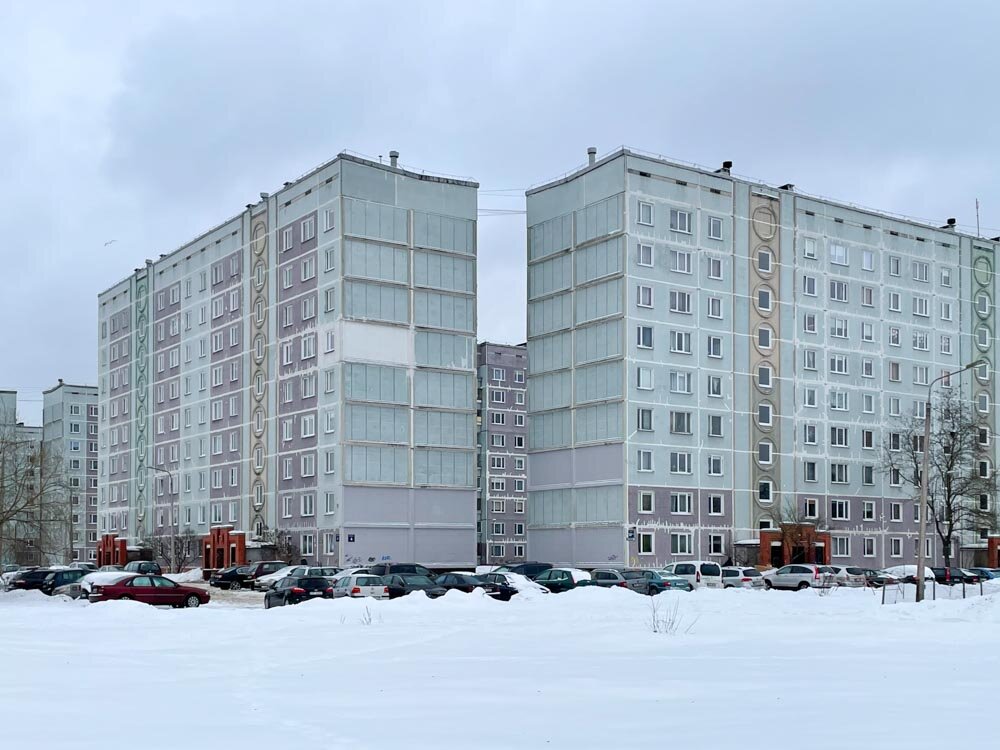 Современное фото из Интернет. Зиепниеккалнс, Рига. В таком доме когда-то жил таможенник Юрий. Шикарная кооперативная двушка (квартира) с паркетом, двумя лоджиями, холлом на 8-м этаже...