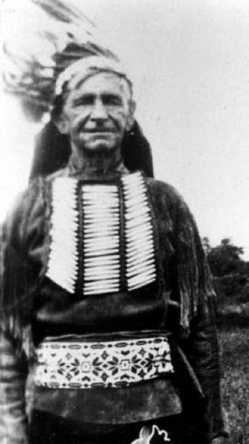 Герман Леман (Монтичема). Родился в 1859 году в округе Мейсон, Техас. В восьми или десятилетнем возрасте был захвачен в плен апачами-мескалеро. После того, как через несколько лет   его апачский хозяин и заступник погиб, присоединился к команчам. Стал полноправным членом племени, участвовал во многих набегах в Техасе, в боях с тонкава и с армией США. Был с немногочисленной группой  квахада-команчей Красного Молодого Человека во время боя в каньоне Йеллоу-Хаус в 1877 году против белых охотников на бизонов.   Через некоторое время Куана Паркер нашел эту группу на востоке Нью-Мексико и уговорил их прийти в форт Силл. Благодаря уговорам  Куаны Паркера, Леман согласился вернуться в свою техасскую семью. В 1908 году получил 160 акров земли как член племени команчей при разделе земель резервации. В 1910 году переехал в Оклахому на свой участок вблизи нынешнего город Грандфилд.Несмотря на возвращение и обратную ассимиляцию, навсегда остался между двух миров. Умер 2-го февраля 1932 года и похоронен на кладбище Лойал-Вэлли в округе Мейсон, Техас.
