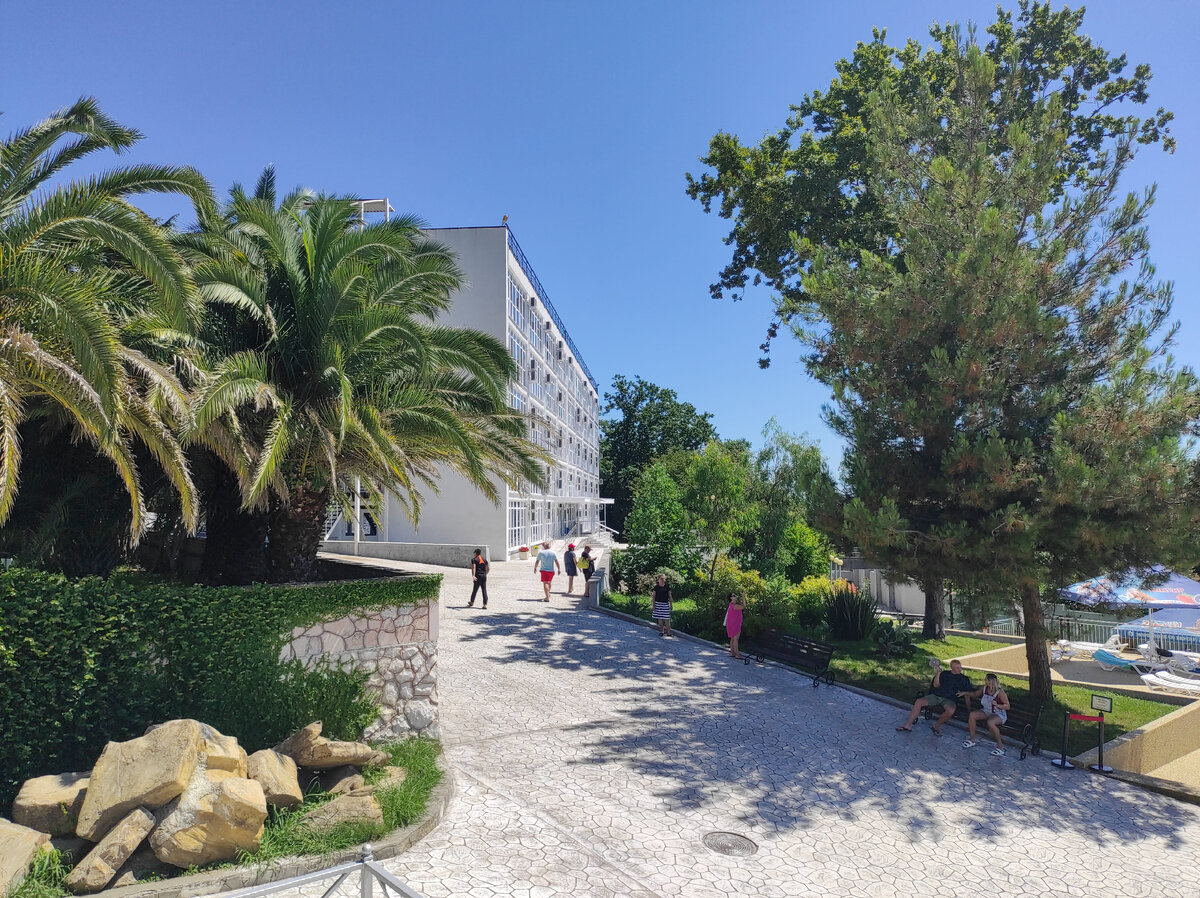 Территория пансионата и корпус.