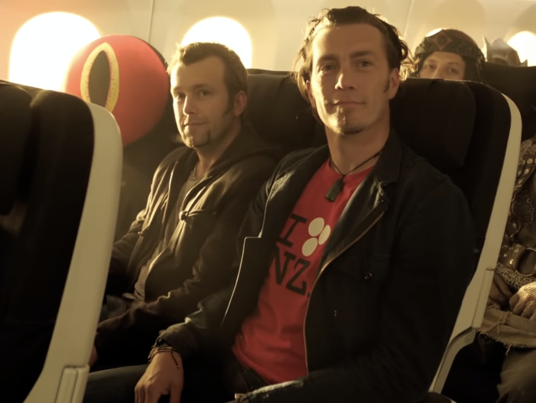 Ройд и Майк (у окна) Толкины. Источник: скриншот 