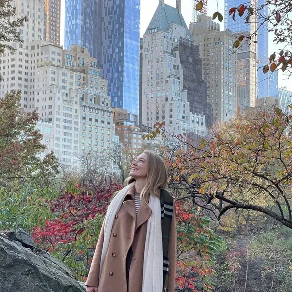     Оксана Акиньшина улетела в Нью-Йорк вместе с Козловским. Фото: соцсети.