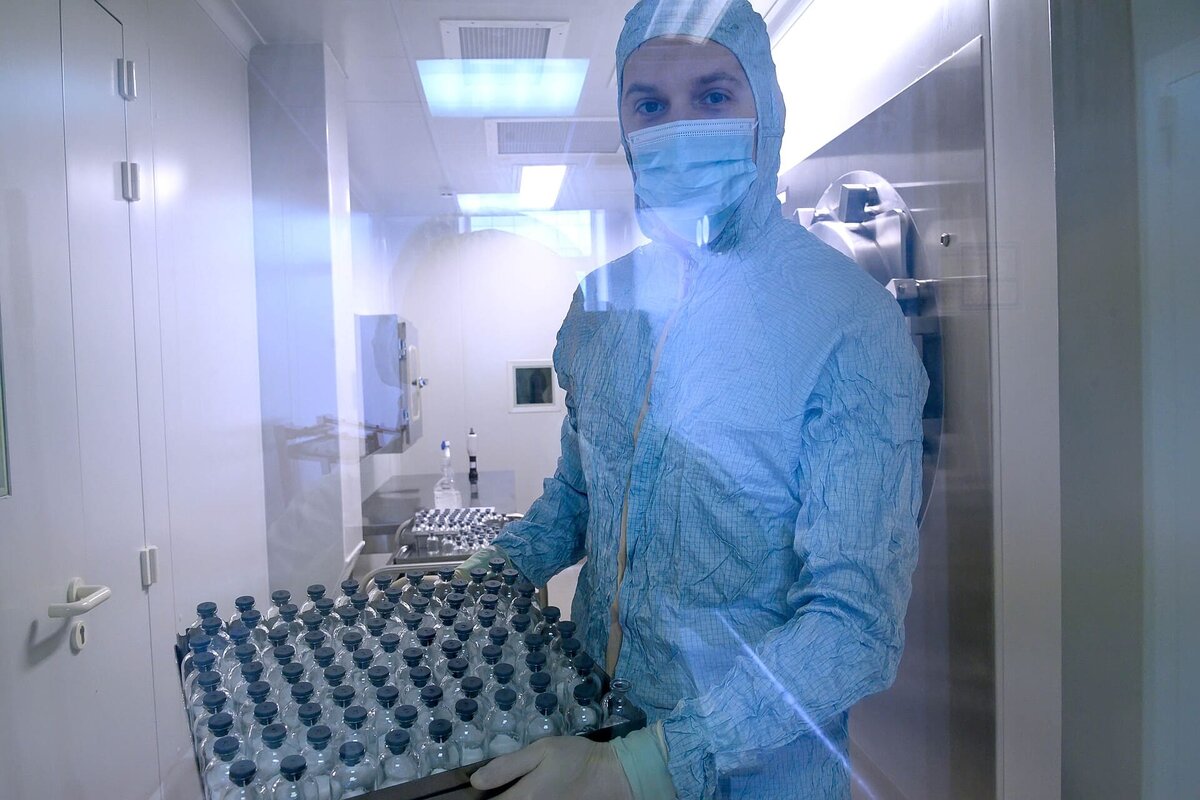 Сергей Мануйлов, заместитель заведующего опытно-производственным отделом глубокой переработки плазмы НМИЦ гематологии Минздрава России с опытной партией образцов