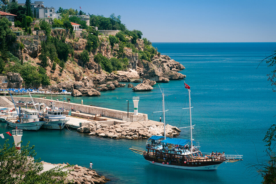 Анталия - один из самых популярных туристических курортов Турции, богатый не только пляжами и развлечениями, но и историческими достопримечательностями. Одной из них является старый порт Анталии.-2