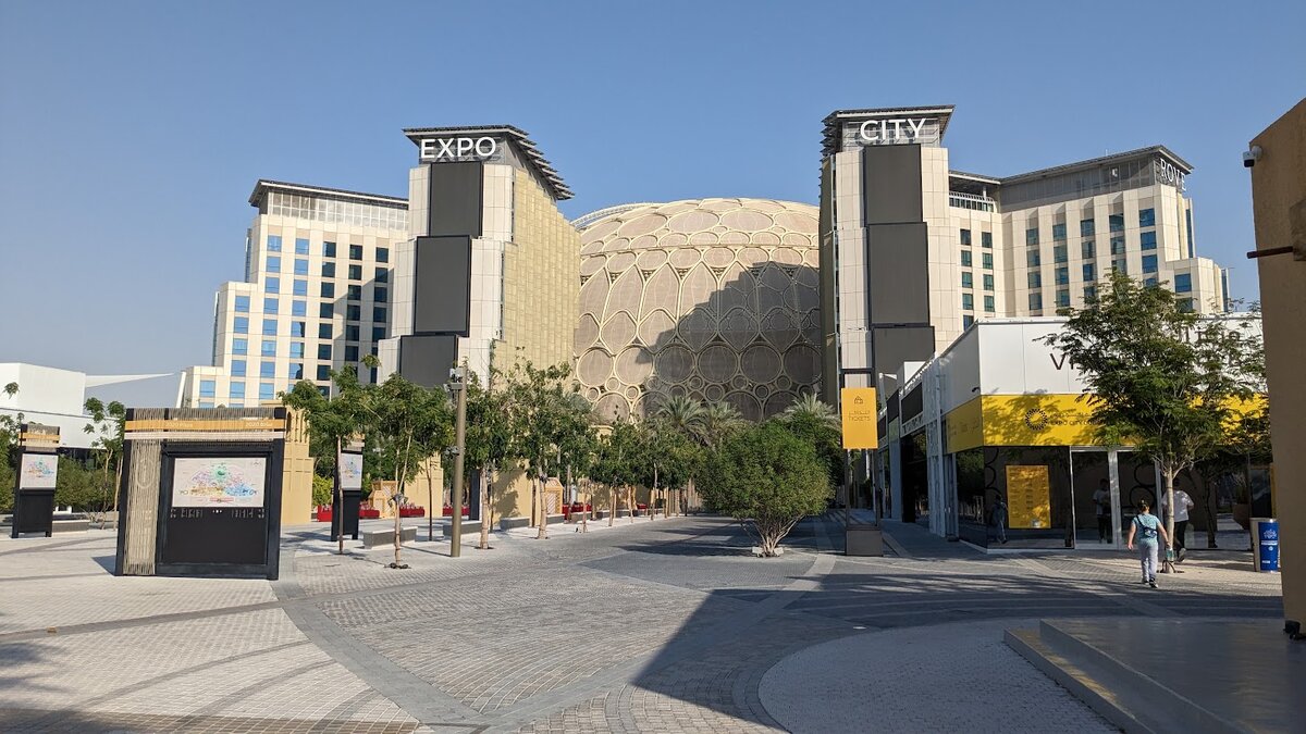 Перед входом на территорию EXPO 2020. Справа в бело-желтом здании - билеты.