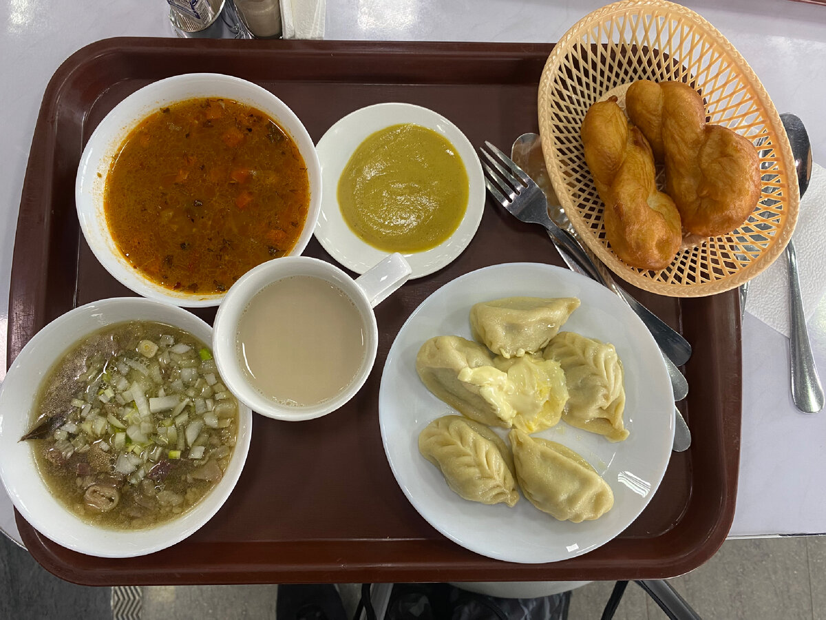 Суп «Харчо», бёреги, борцг, дотур и джомба в столовой «Айс». Фото: авторское
