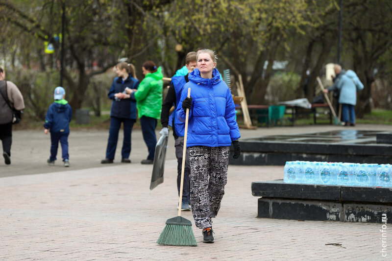    В субботнике возле у памятника металлургам участвовали около 130 человек.